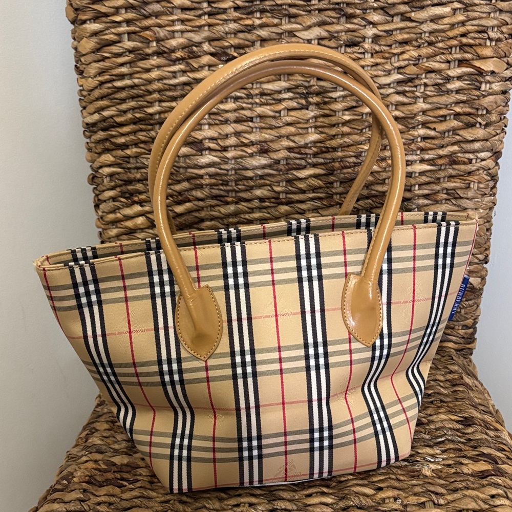 🔥Sold 🔥Burberry Beige and Black Checkered Tote - Picture 2 of 16